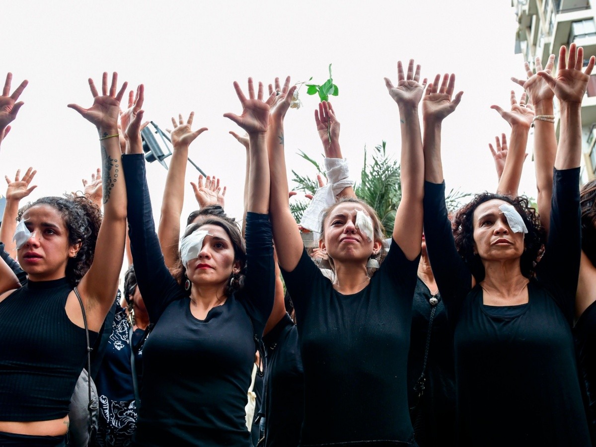  Mujeres marchan en Chile por los muertos en protestas