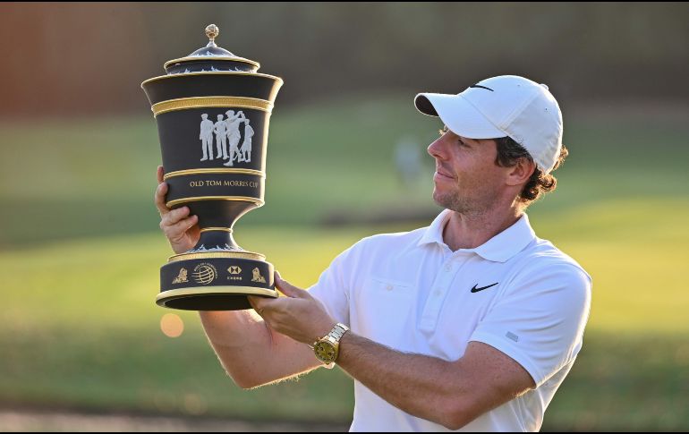 Rory McIlroy posa con su trofeo después de ganar en el torneo de golf WGC-HSBC Champions en Shanghai. AFP / H. Retamal