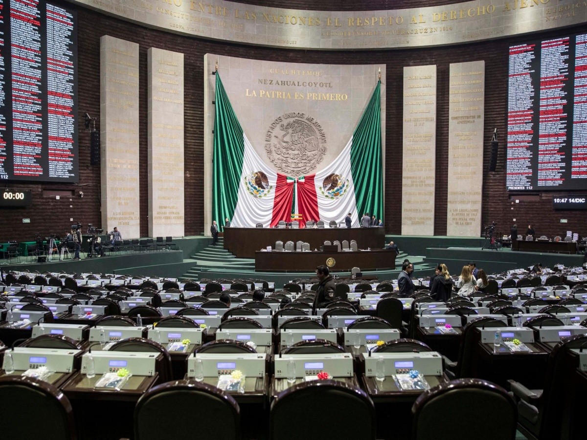  López Obrador urge a reducir prerrogativas de partidos a la mitad