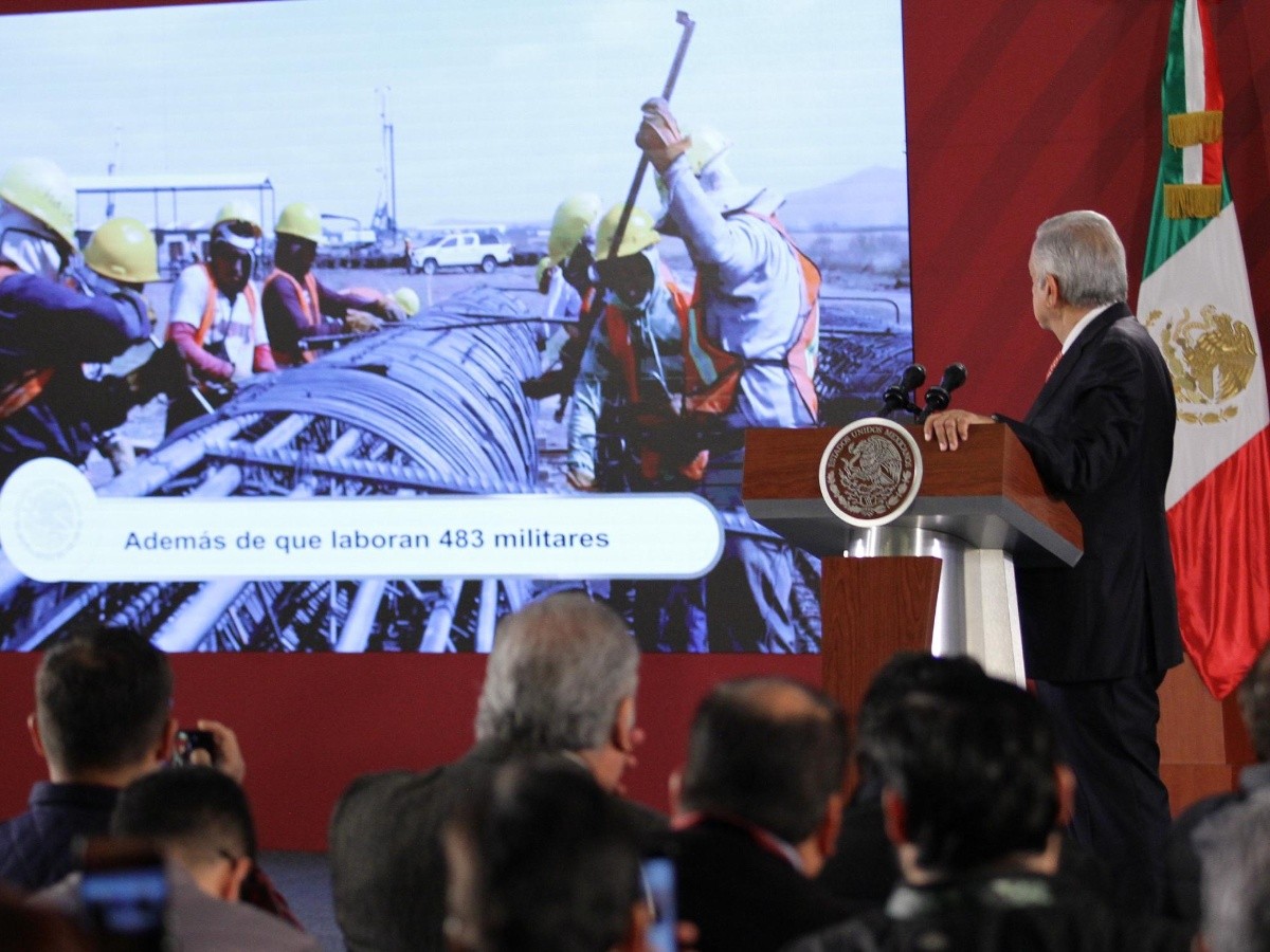  López Obrador destaca creación de empleos en aeropuerto de Santa Lucía