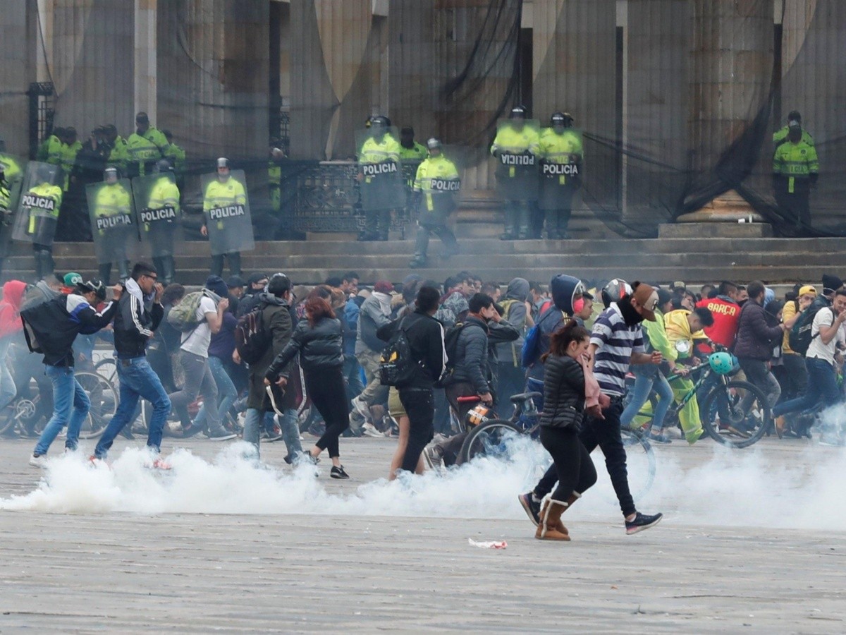  Policías dispersan a manifestantes en Bogotá; decretan toque de queda