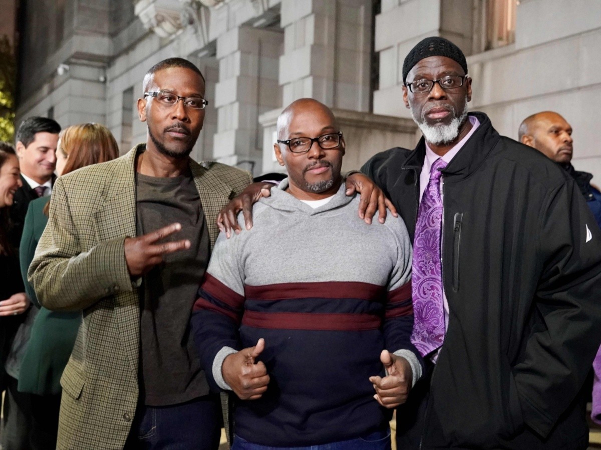  Exoneran en EU a tres hombres que pasaron 36 años en prisión injustamente