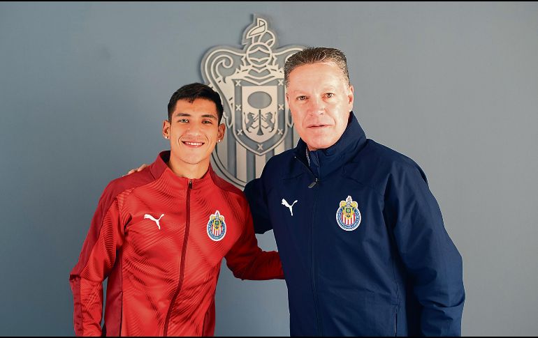 Ricardo Peláez (derecha) concretó la llegada de Uriel Antuna para fortalecer a Chivas de cara al próximo torneo. TWITTER/@chivas