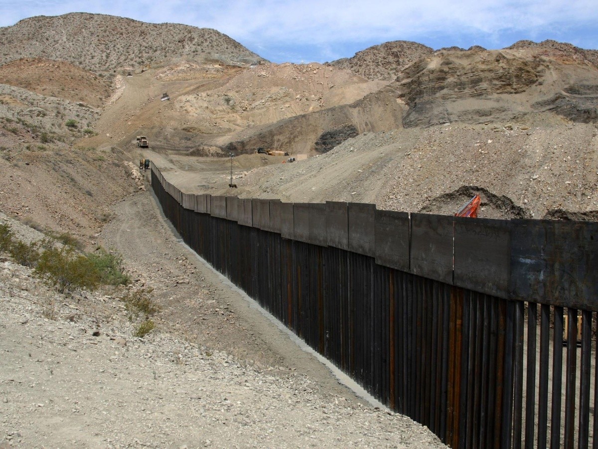  Migrante burla el muro de Donald Trump