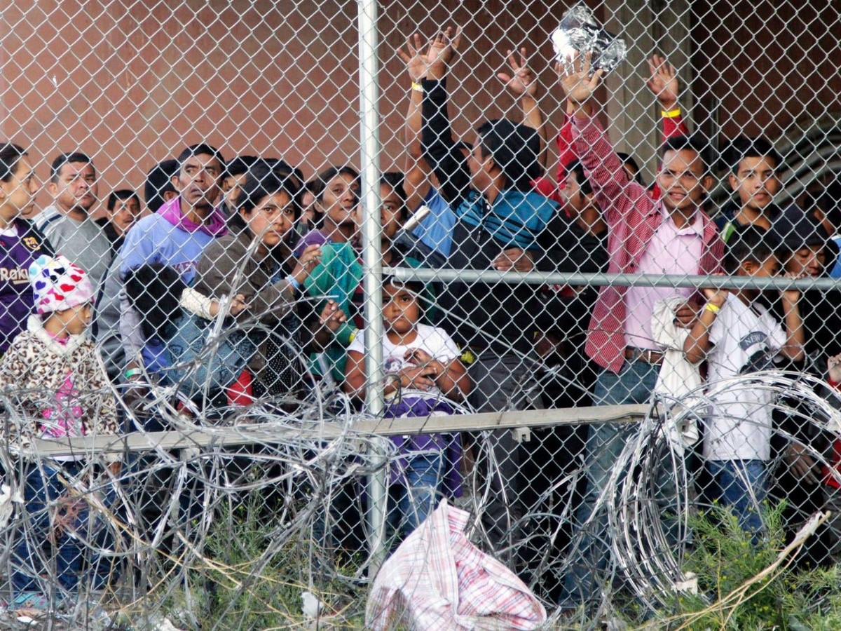  Demandan al gobierno de EU por cerrar teléfono para migrantes detenidos