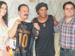 Ronaldinho recibió el reconocimiento por sus aportaciones a la paz de manos del empresario jalisciense Enrique Michel Velasco, acompañado de sus hijos y también funcionarios de Dulces de la Rosa, Marcela y Jacobo Michel López. ESPECIAL
