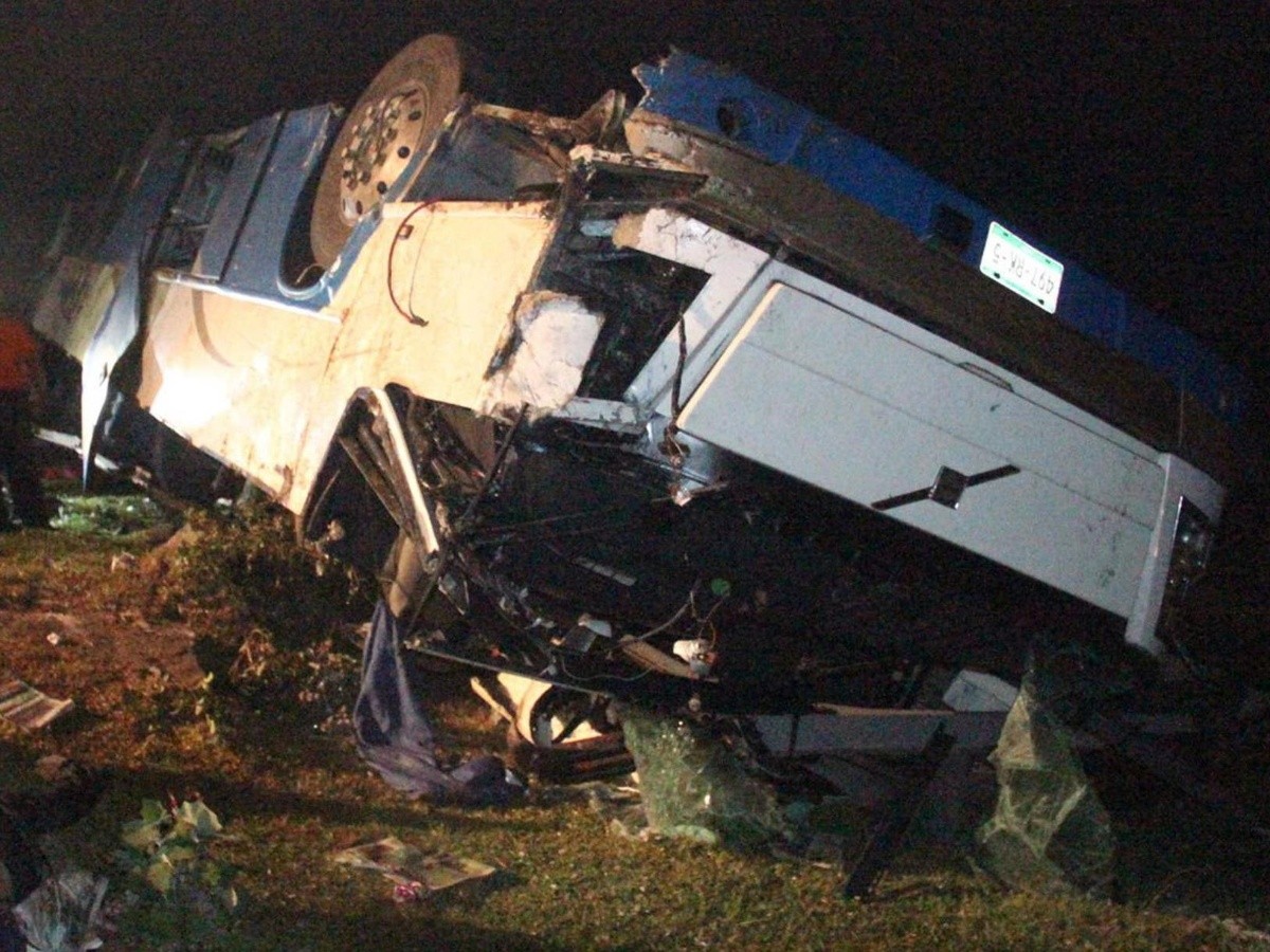  Volcadura de camión en Hidalgo deja una mujer muerta y 36 heridos