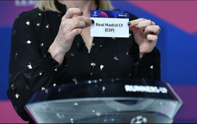 Kelly Smith sostiene la papeleta del Real Madrid, que se enfrentará al Manchester City. AFP/F. Coffrini