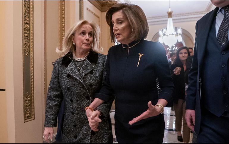 La presidenta de la Cámara de Representantes, Nancy Pelosi, se dirige con la legisladora Debbie Dingell (i) a la histórica sesión en el Capitolio, en Washington, DC. AP/J. Applewhite