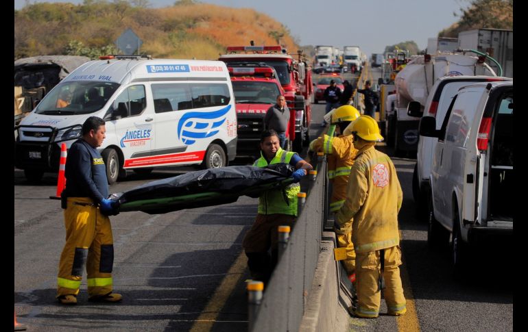 Elementos de Protección Civil trasladan los cuerpos de la zona del accidente en la autopista. EFE/J. Mendoza