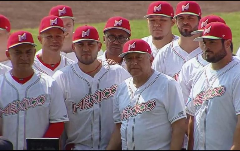 Entre los beisbolistas que están con el Presidente destaca el pitcher de los Dodgers, Julio Urías, Héctor Estrada y Humberto Sosa. CAPTURA DE VIDEO