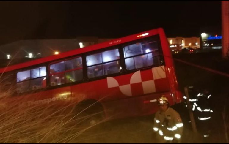 El conductor del transporte público se dio a la fuga y nadie en el lugar pudo explicar lo que ocurrió. ESPECIAL/Prpotección Civil y Bomberos de Tlaquepaque