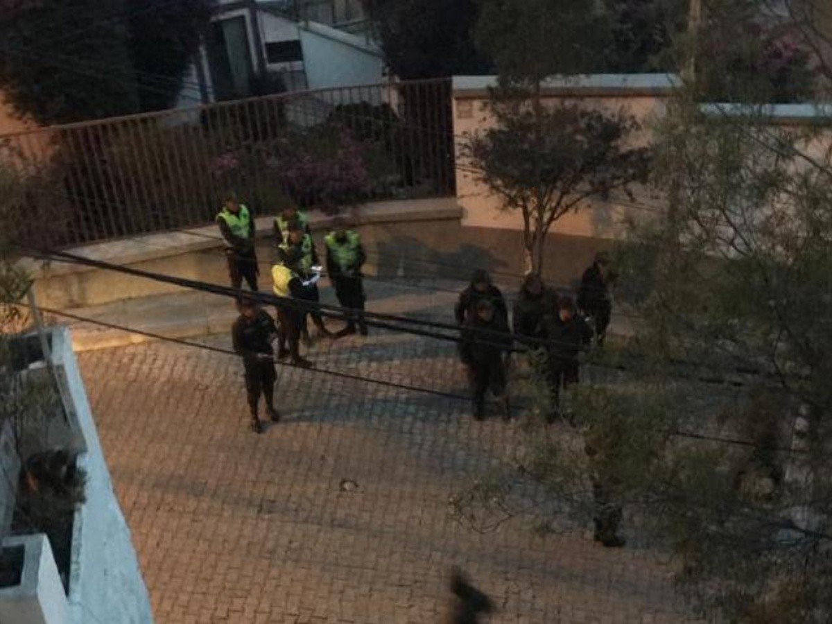  Tras casi 10 horas, mantienen asedio a embajada en Bolivia