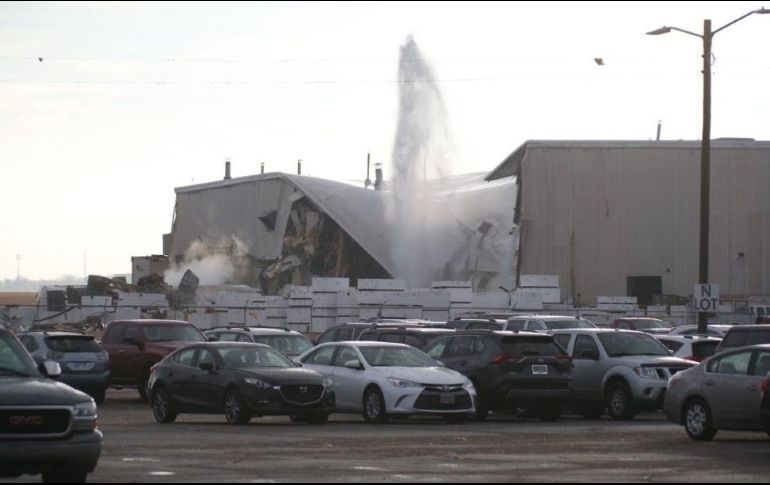 La explosión ocurrió aproximadamente las 8:00 de la mañana en la fábrica de avionetas Beechcraft, en Wichita. TWITTER/@eSPAINews
