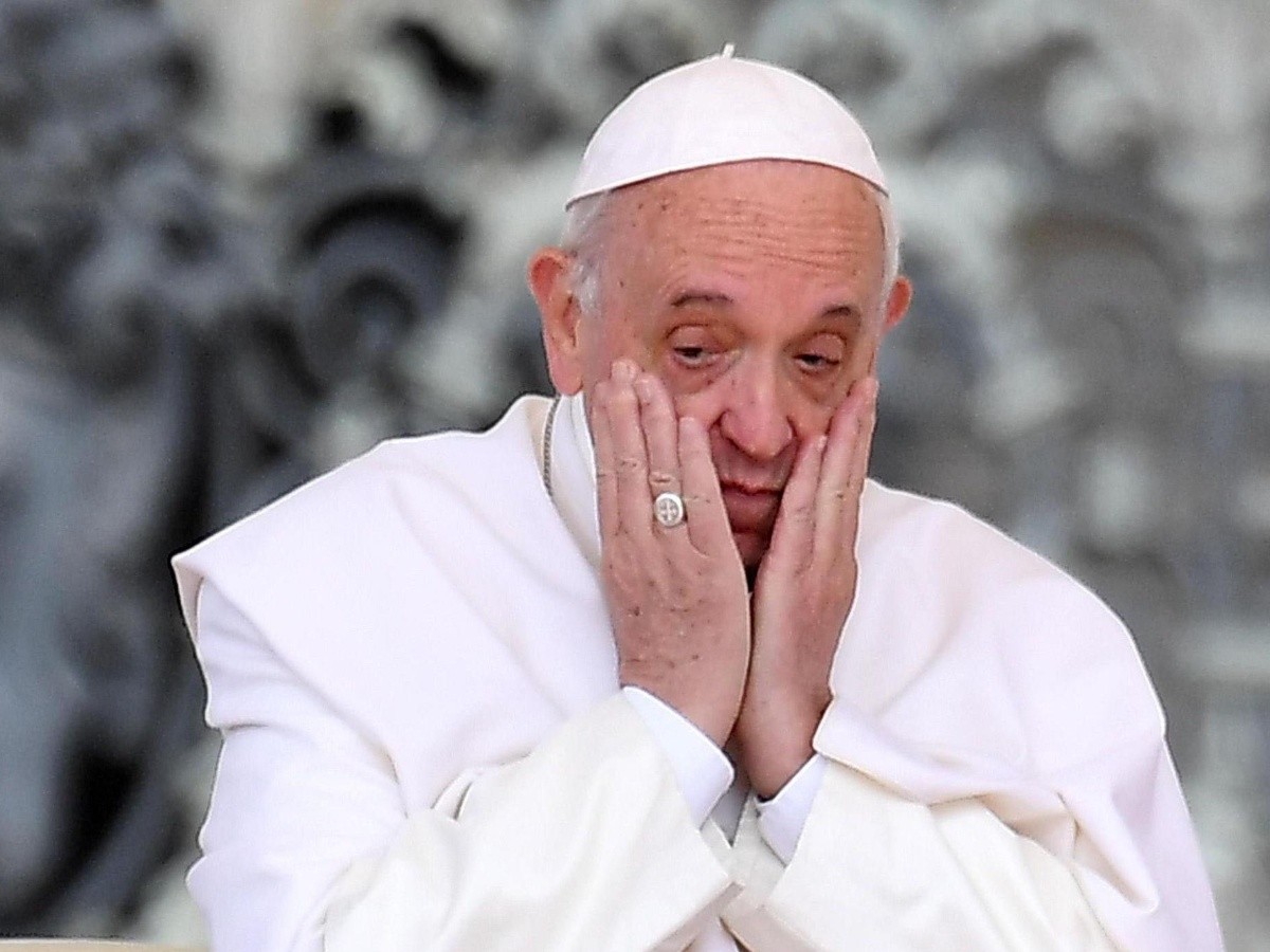  El Papa reprende a mujer que le agarró bruscamente del brazo 