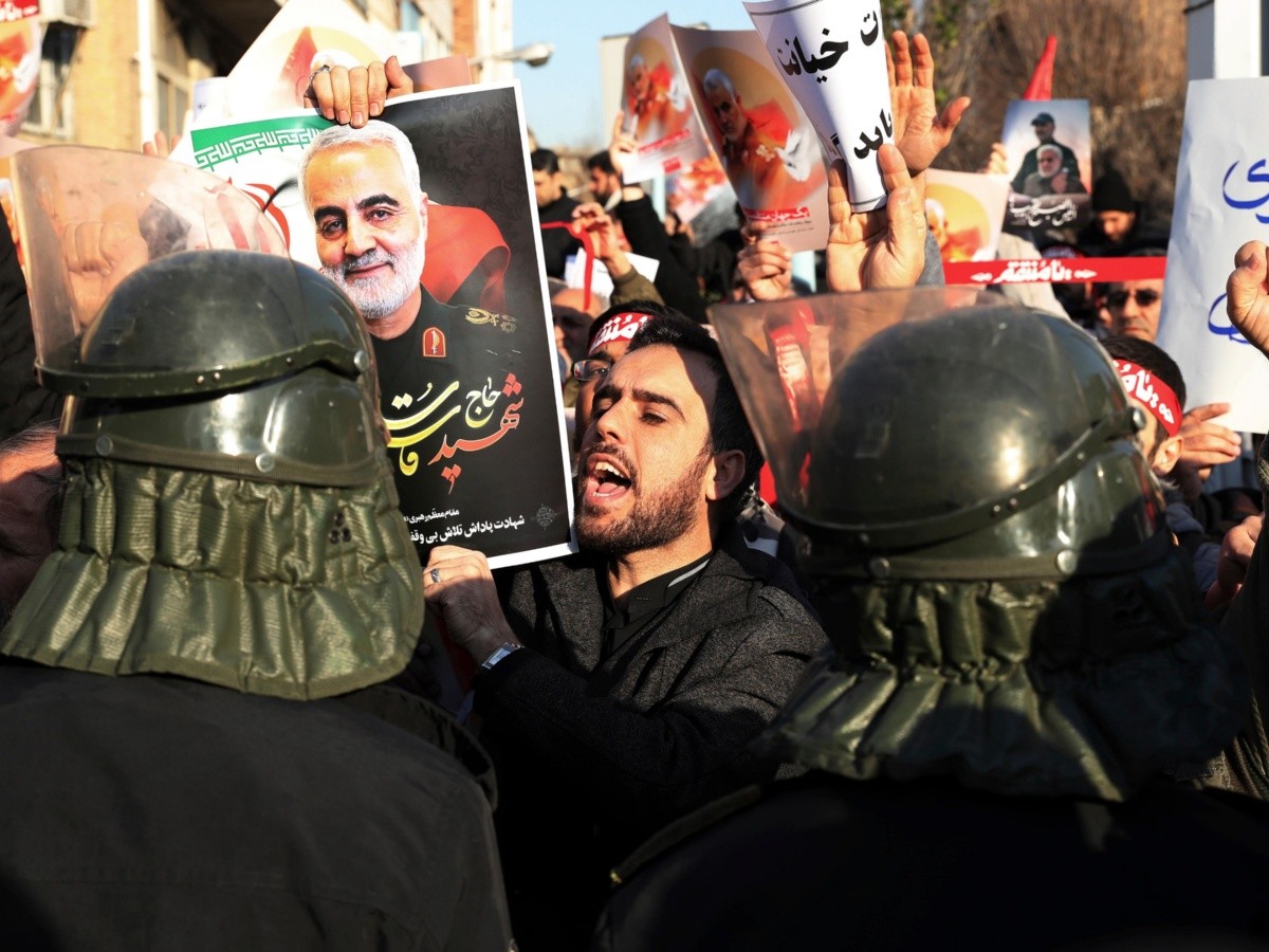  Antimotines en Irán intentan contener protestas por derribo de avión