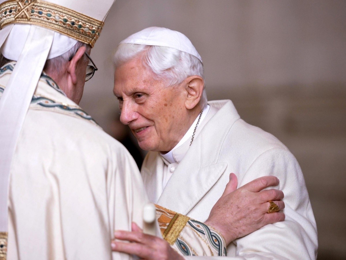  Benedicto XVI defiende el celibato de sacerdotes