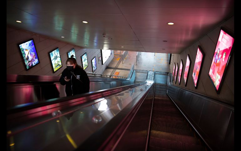 Una mujer sube por una escalera en una estación del metro. AP/M. Schiefelbein