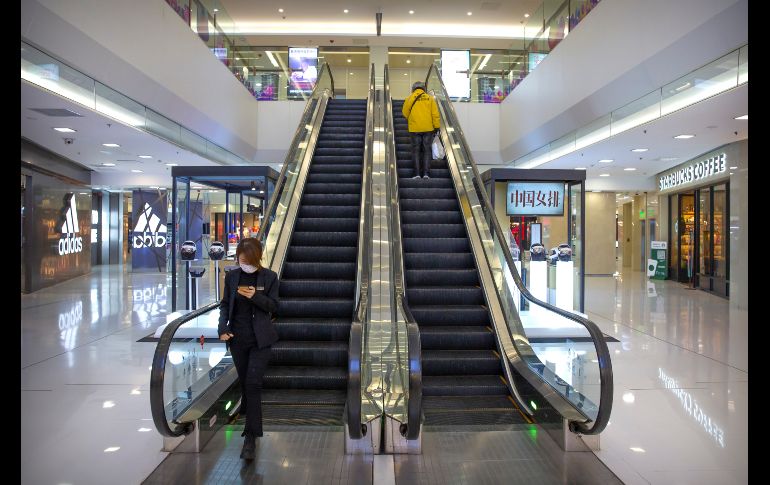 Un trabajador y un repartidor en un centro comercial. AP/M. Schiefelbein