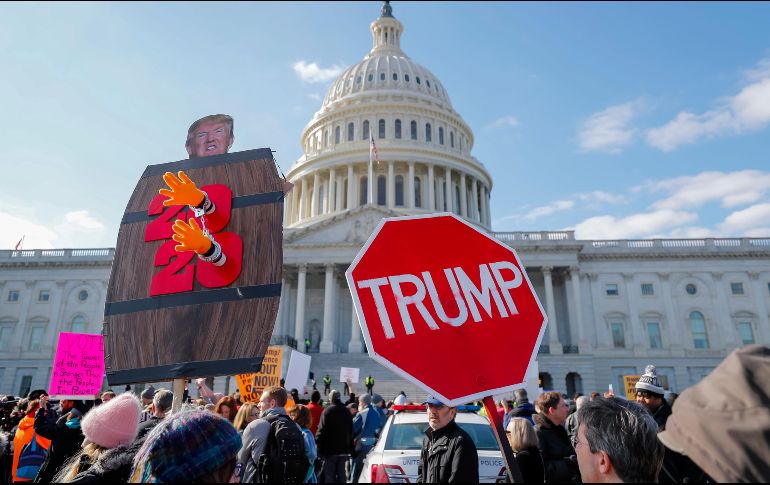 Opositores a Trump se manifiestan este miércoles afuera del Capitolio en Washigton, DC, donde los legisladores realizan el juicio político. EFE/EPA/E. Lesser