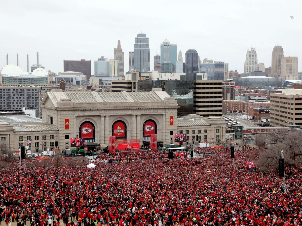  Chiefs celebra ante sus seguidores la conquista del Super Bowl