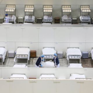 China termina otro hospital y adapta centros para atender coronavirus