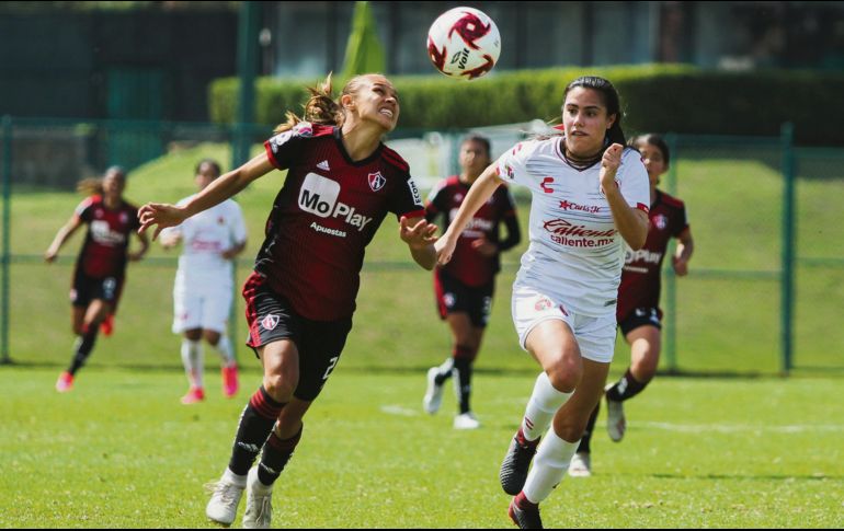 SE REPARTIERON LOS PUNTOS. Ana García y Leyla Zapata hacen por el balón en el partido de ayer en la cancha Alfredo “Pistache” Torres. IMAGO7