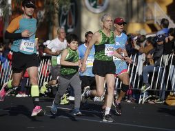 Cientos de personas asisten al maratón para apoyar a su familiares y a todos los participantes que hacen el recorrido de 21 kilómetros. EL INFORMADOR / F. Atilano