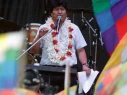 Fotografía de archivo del 22 de enero de 2020 que muestra a Evo Morales mientras habla ante miles de personas durante los festejos del Día Plurinacional de Bolivia, en Buenos Aires. EFE/J. Roncoroni