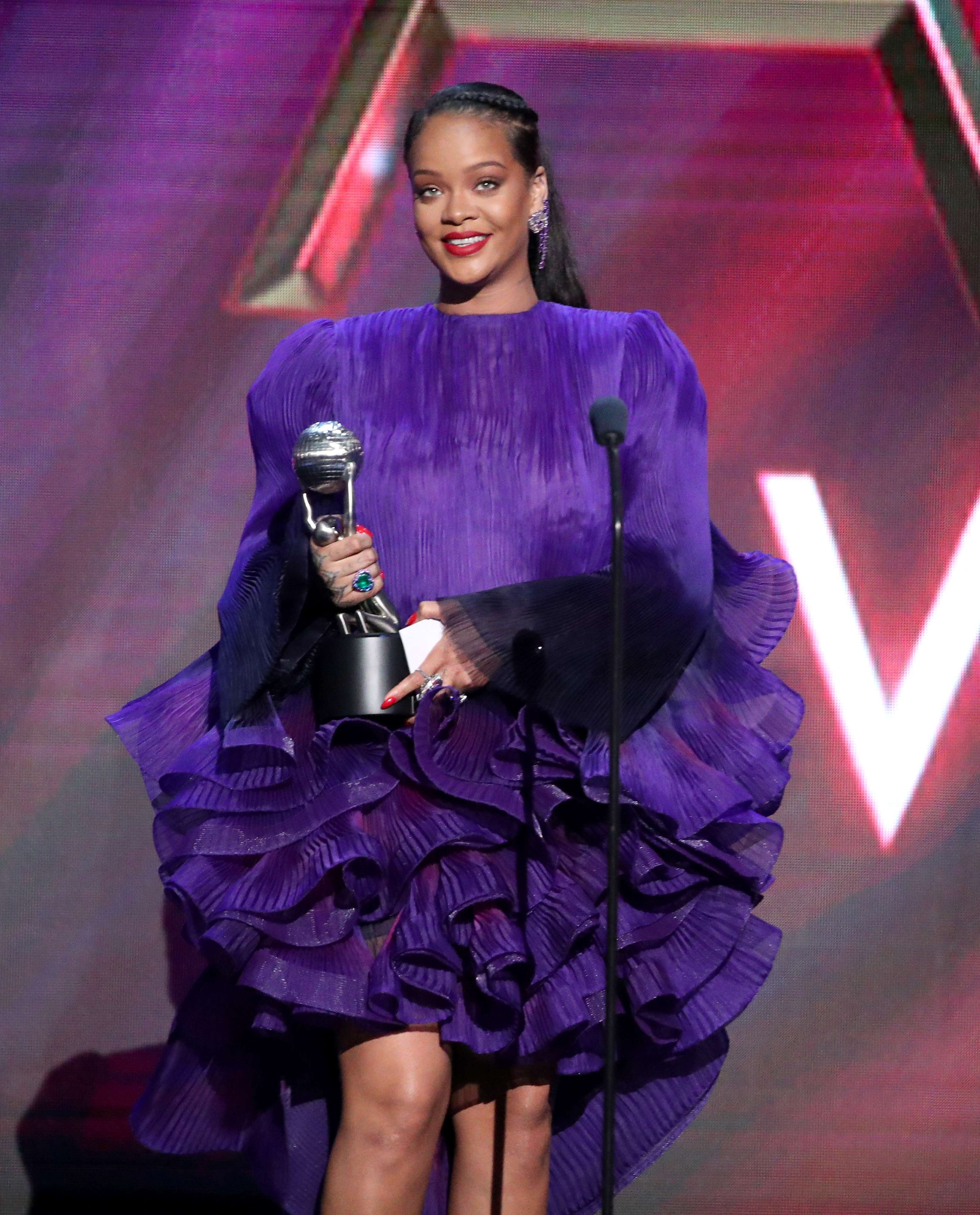 Rihanna recibe el Premio del Presidente en los Image Awards El Informador