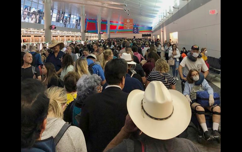 La fila para pasar aduanas ayer en el aeropuerto Dallas Fort Worth International, en  Grapevine, Texas. AP/Especial/Austin Boschen