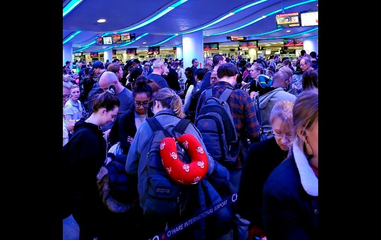 Viajeros procedentes de Madrid el sábado mientras esperaban pasar los controles en el aeropuerto internacional Chicago's O'Hare. AP/Especial/Elizabeth Pulvermacher