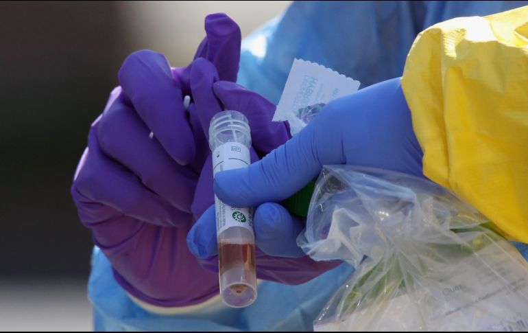 Ricardo Villanueva da instrucciones para habilitar tres laboratorios para la aplicación de pruebas de detección de coronavirus. AFP / B. Bennett