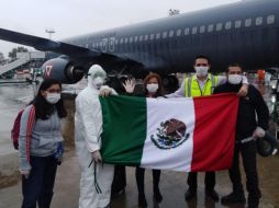 Un grupo de mexicanos antes de abordar el avión en Buenos Aires. TWITTER@m_ebrard