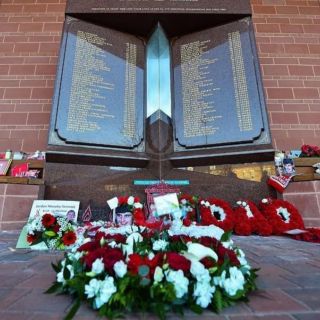 Liverpool rinden homenaje a víctimas de Tragedia de Hillsborough