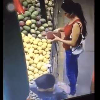 Mujer roba billete a niño en mercado de Apatzingán