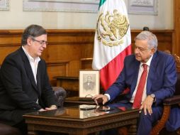 En los mensajes, en los que aparece acompañado por el canciller Marcelo Ebrard, López Obrador envió un saludo a los mexicanos, así como al pueblo estadounidense. TWITTER/@lopezobrador_