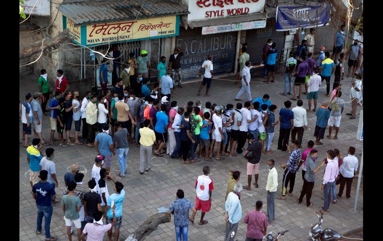 La fila para comprar en una tienda de vinos y licores en Bombay. AP/R. Kakade