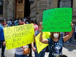 Manifestantes señalan que pese a estar inscritos para recibir el apoyo estatal de cinco mil pesos que ofertó el Gobierno de Jalisco, no han logrado recibirlo. EL INFORMADOR /A. Camacho