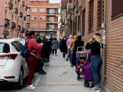 Imágenes de personas haciendo fila para recibir despensas o apoyos por desempleo son cada vez más comunes. EFE/R. Cañas