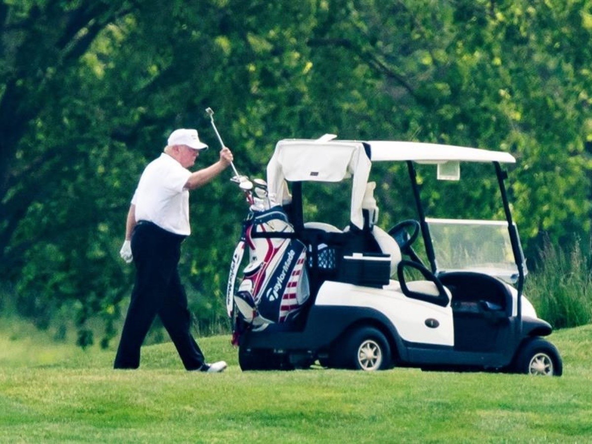  Trump juega golf en uno de sus clubes tras pausa por la pandemia