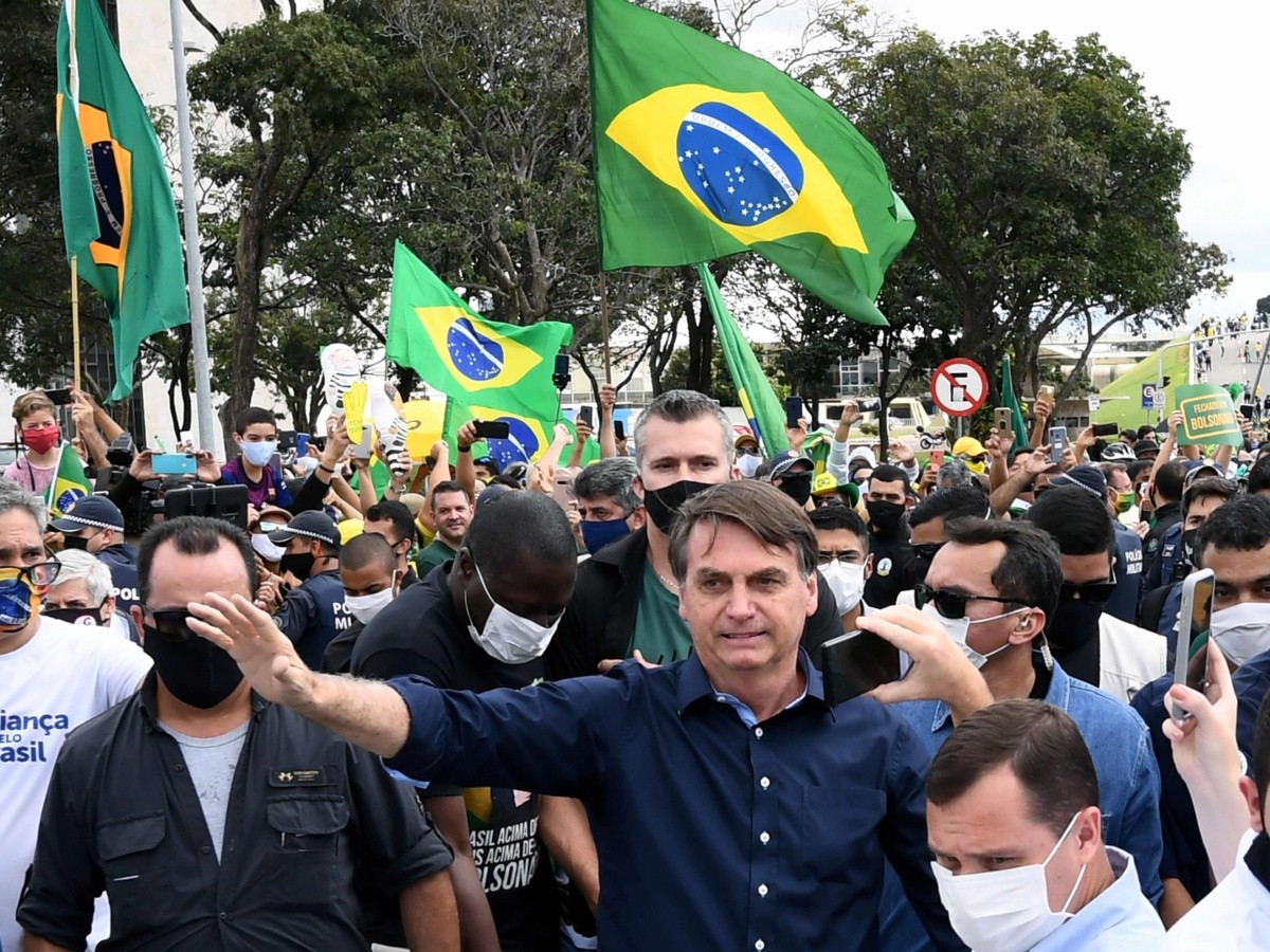  Bolsonaro ignora recomendaciones y se mezcla en multitudinaria manifestación