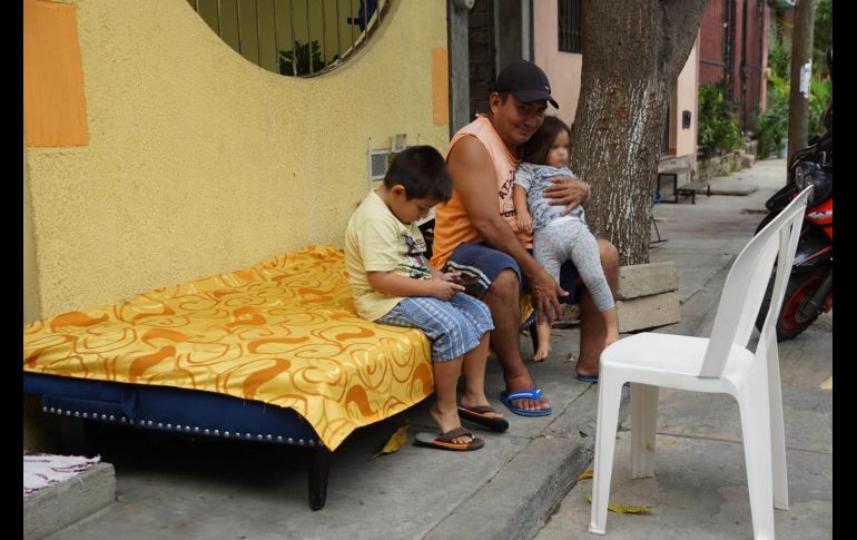 Algunos habitantes de Crucecita decidieron dormir afuera de sus casas por temor a otro sismo. SUN