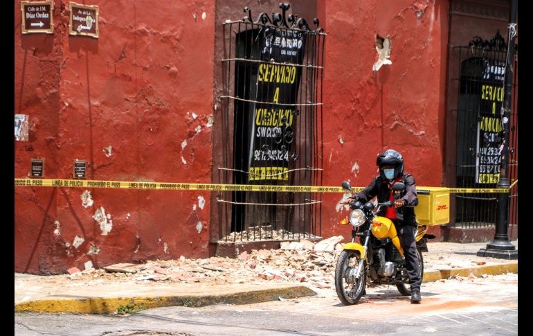 En la ciudad de Oaxaca se registraron algunos derrumbes. AFP/P. Castellanos