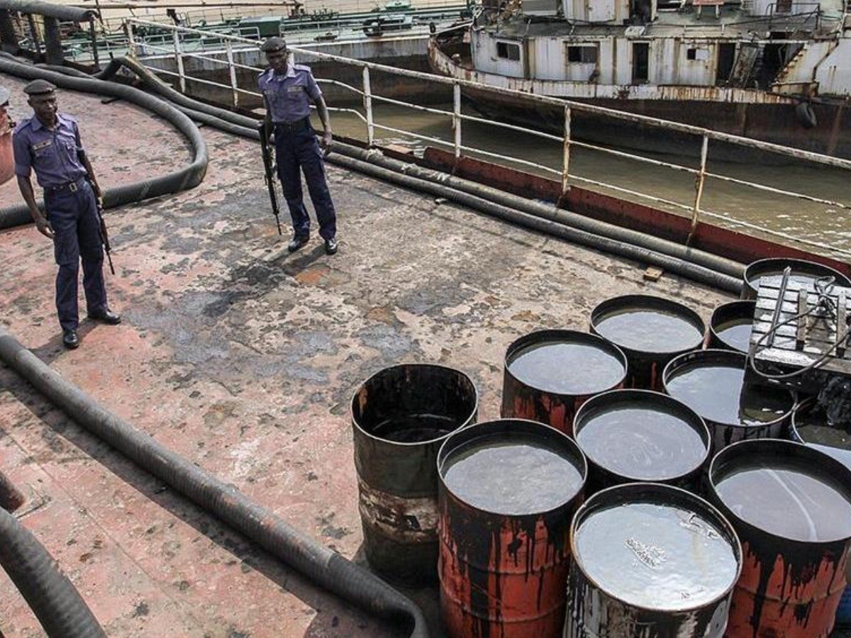  El petróleo baja tras reunión de la Opep+ sobre recortes de producción