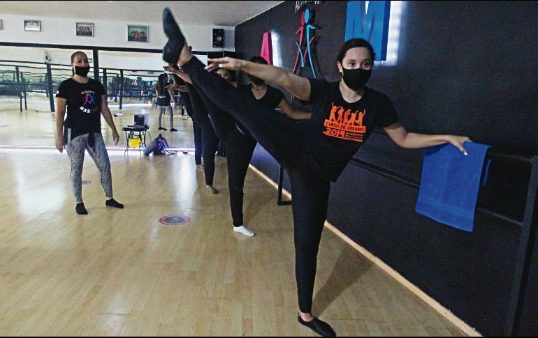 RETORNO. Alumnas de la academia de danza Marlene volvieron a sus clases bajo protocolos de salud.  EL INFORMADOR • A. Camacho