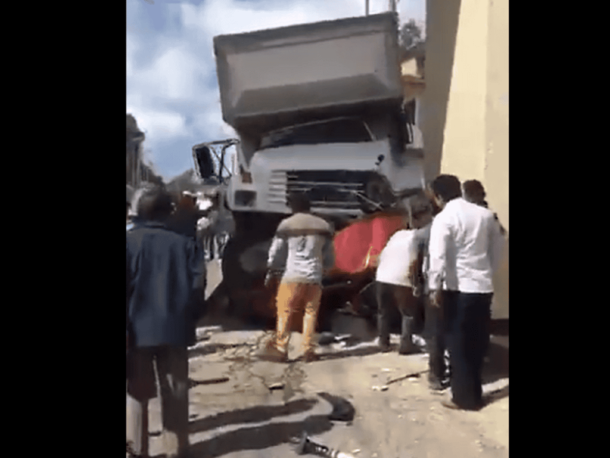  Camión del IMSS embiste varios vehículos en Oxchuc, Chiapas