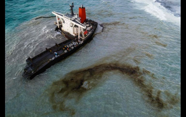 Según las autoridades, había unas 90 toneladas de combustible a bordo cuando el barco se partió en dos. AFP /