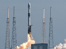 Los satélites se separaron del cohete reutilizable Falcon 9 lanzado desde la base aérea de Cabo Cañaveral . AP
