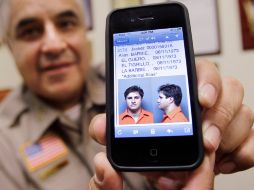 El sheriff Martin Cuellar, de Texas, muestra fotos de cuando Edgar Valdez Villarreal fue detenido en Estados Unidos. AP  /